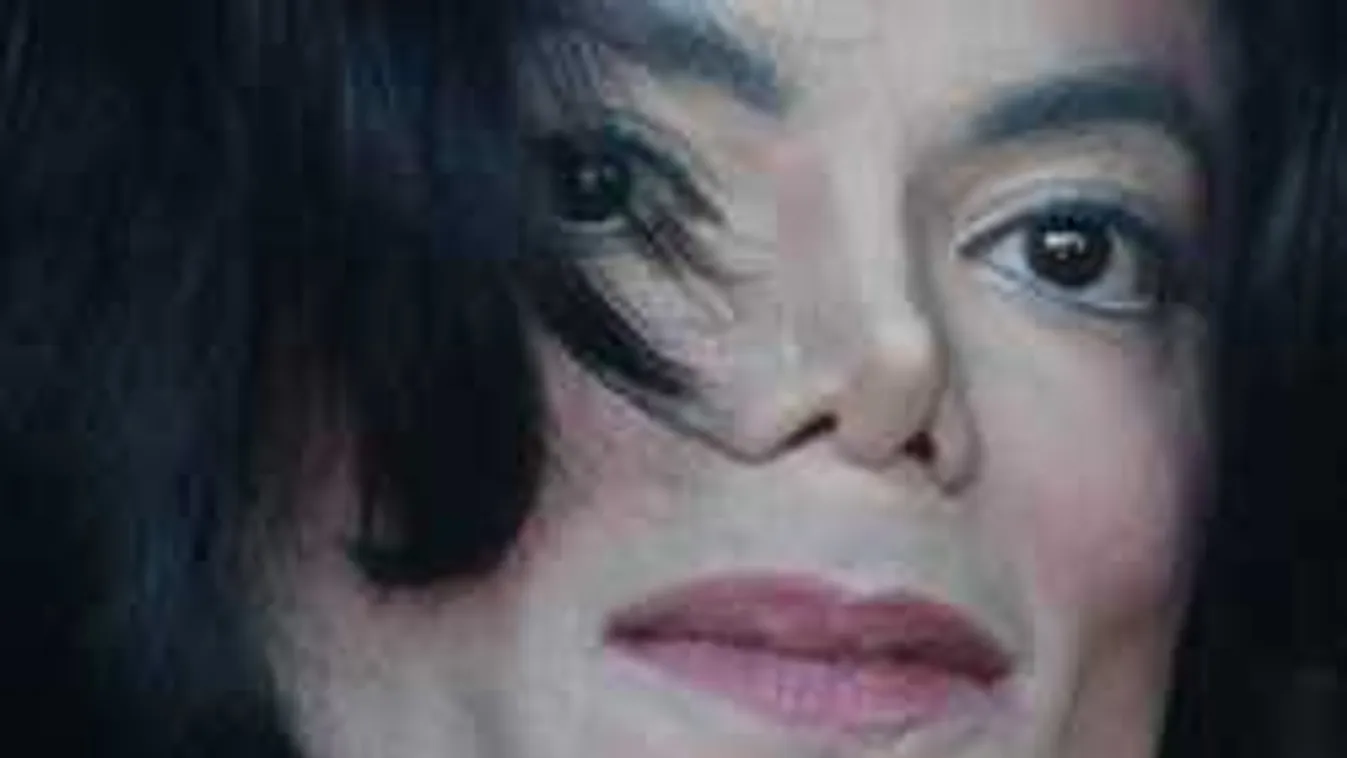 Mégsem halt meg a pop királya? Michael Jackson egy autóban szelfizett