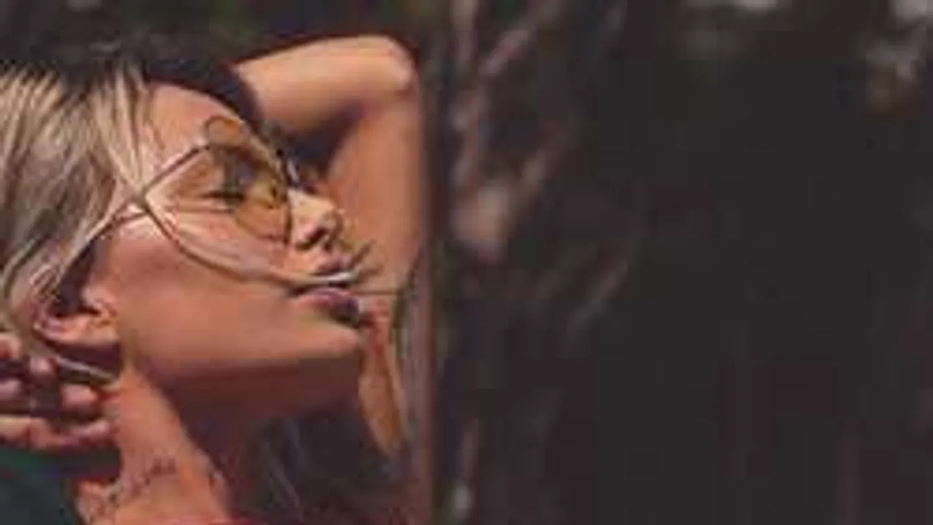 Se bugyi, se más: Elég szexire sikerült a tetovált modell szelfije!