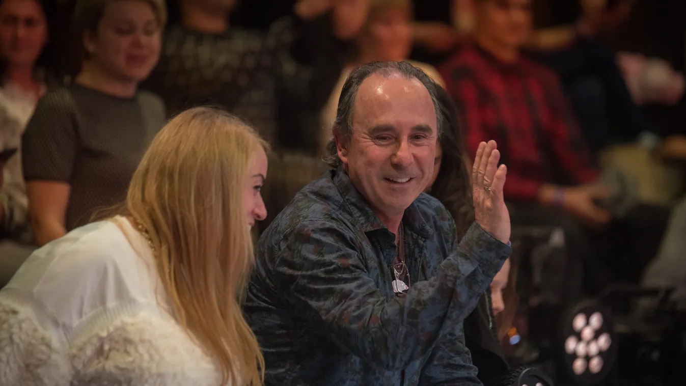 Fájdalmas baleset: Orsócsonttörést szenvedett a neves magyar énekes