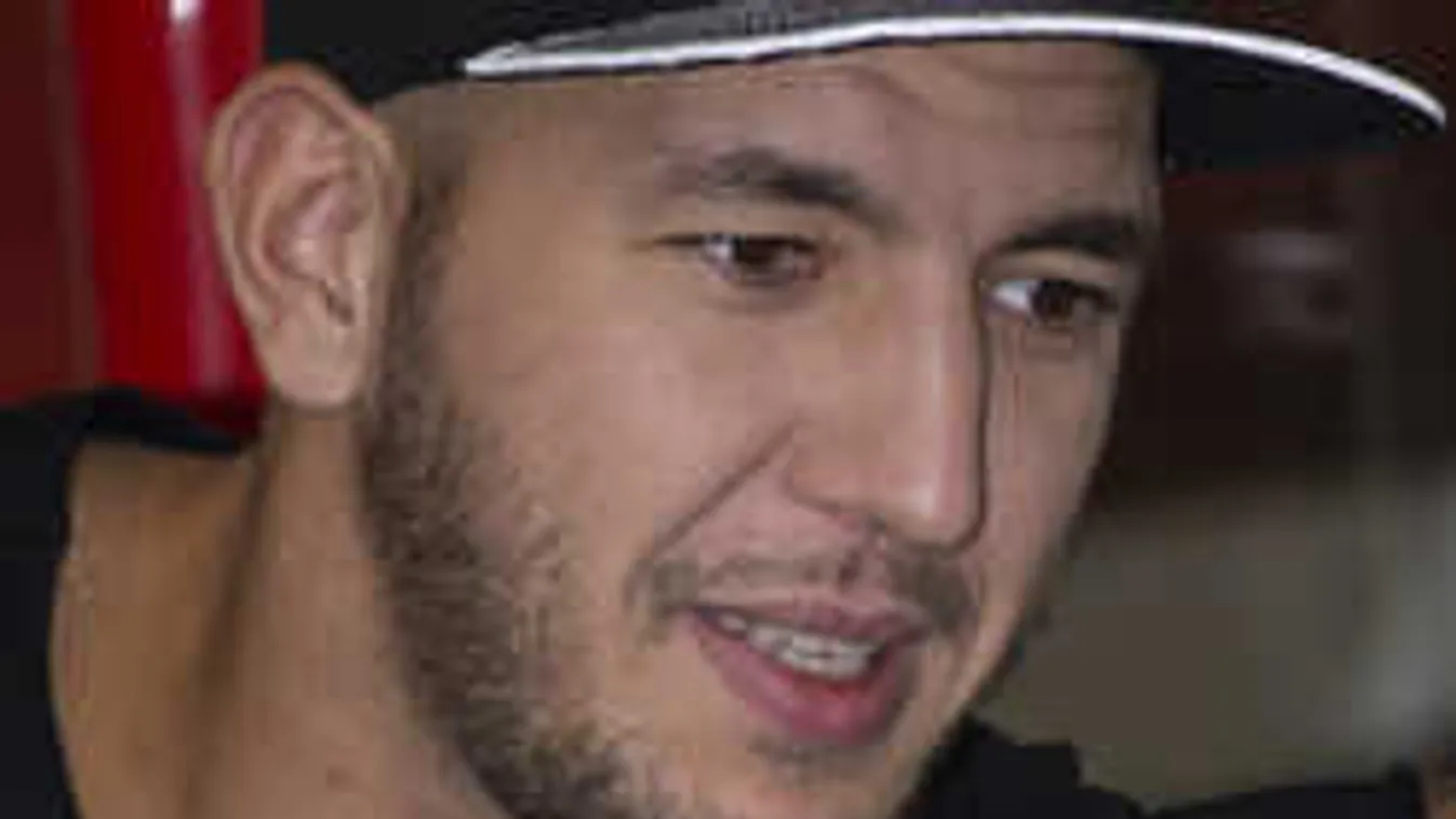 Félmeztelenül mutogatja pisztolyát a magyar rapper