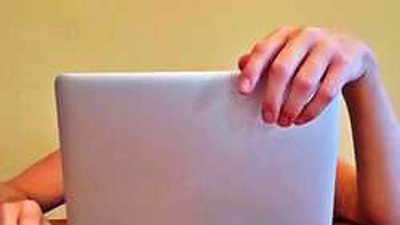 Rettegnek a szülők: netes játék fenyegeti a magyar tiniket