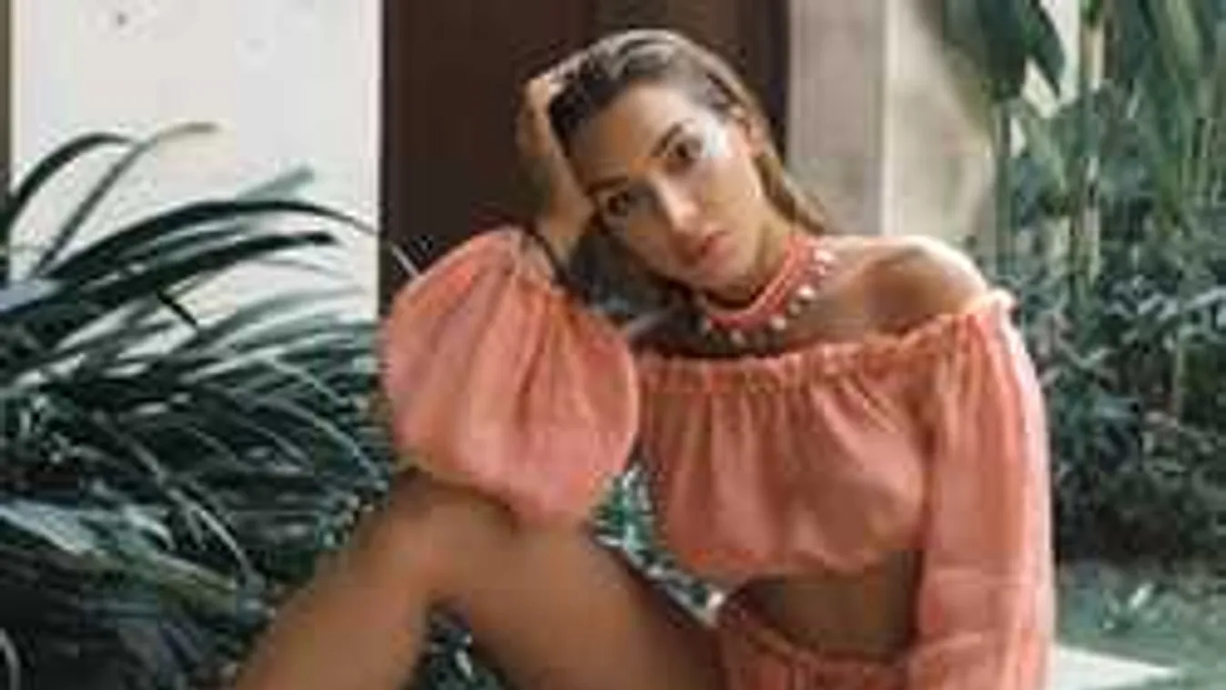 Szétnyílt a köntöse, bugyi nélkül pózol a kerek mellű színésznő