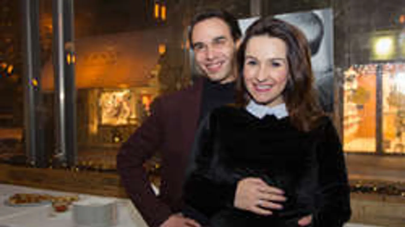 Elárulta gyermeke nemét az Operett sztárpárja