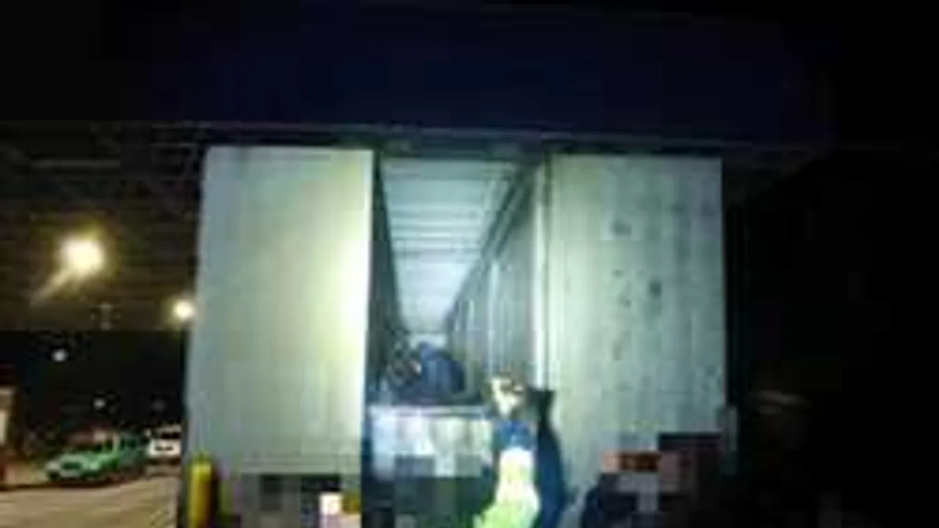 34 migráns volt a rakomány