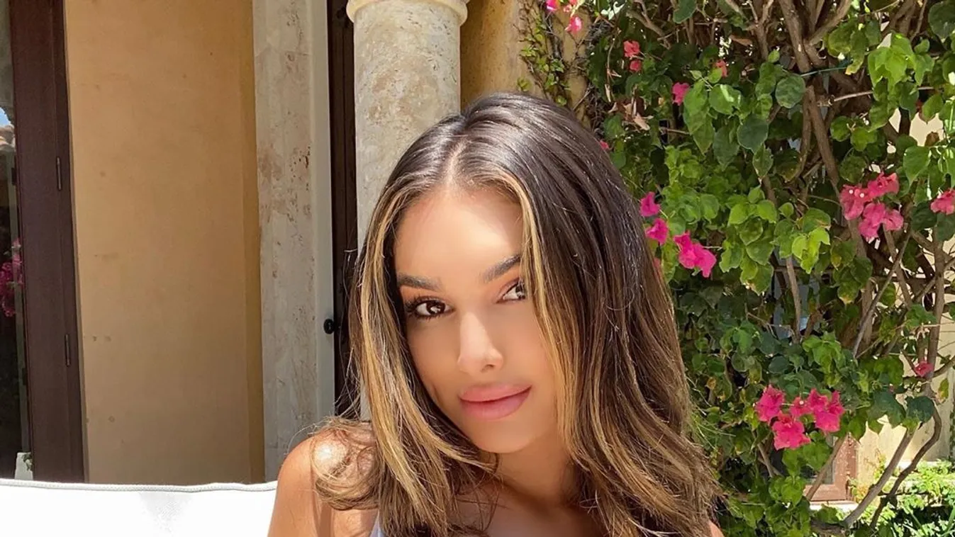 Mosás közben kapták le fehérneműben a csajt