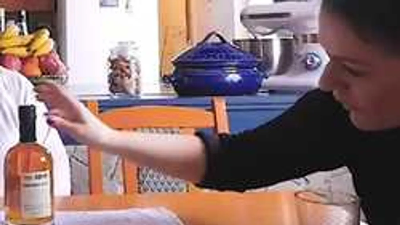 Vona felesége készül a bukásra: Simicska-whiskyt és csokit reklámoz