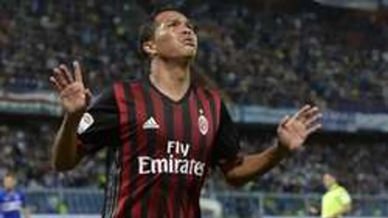 Kedvence szerszámának hűlt helyét szaglászta a rajongó