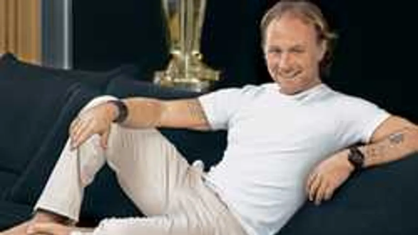 Felismeritek ezt a férfit? Milliárdos és érte rajong ma a fél világ!