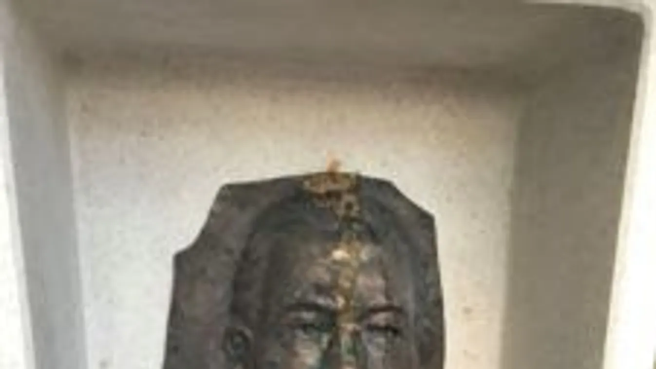 Megrongálták Wass Albert csepeli szobrát