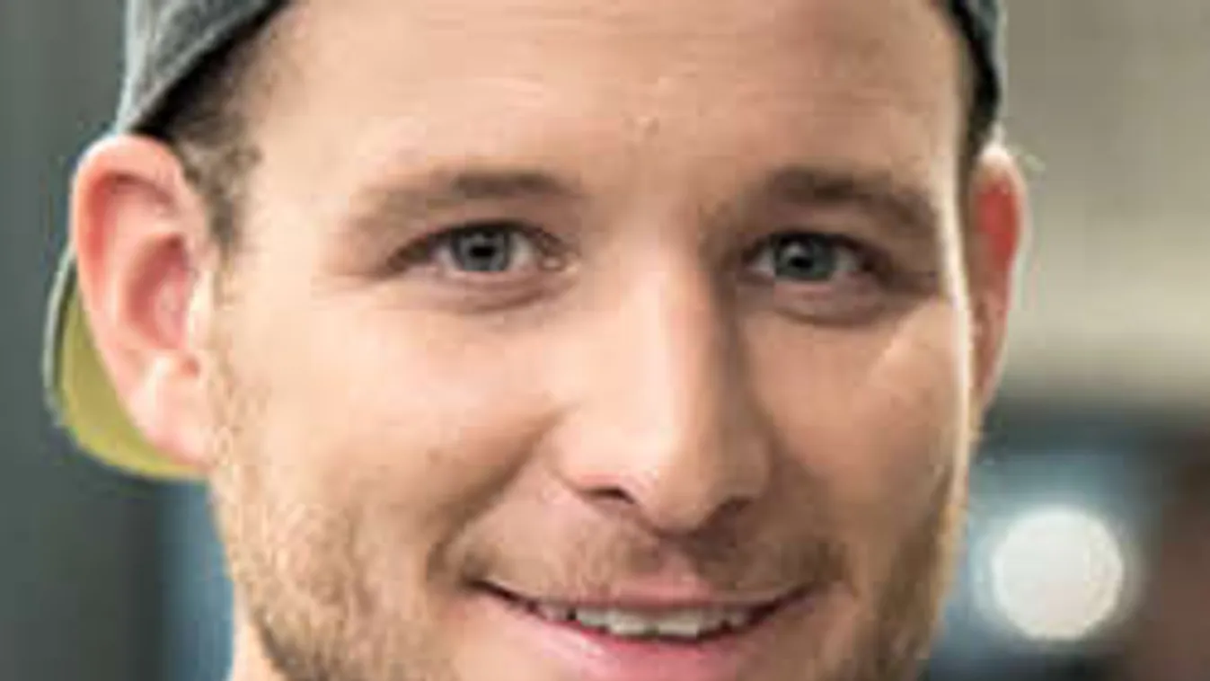 Hoppá: Istenes Bence meztelen nőket nézeget a fiával