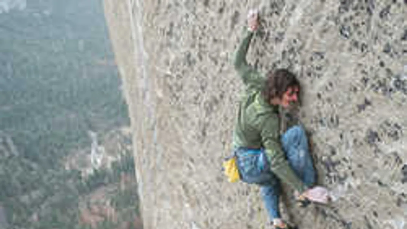 Elképesztő teljesítmény: kötél nélkül mászta meg az 1000 méter magas sziklafalat egy férfi!