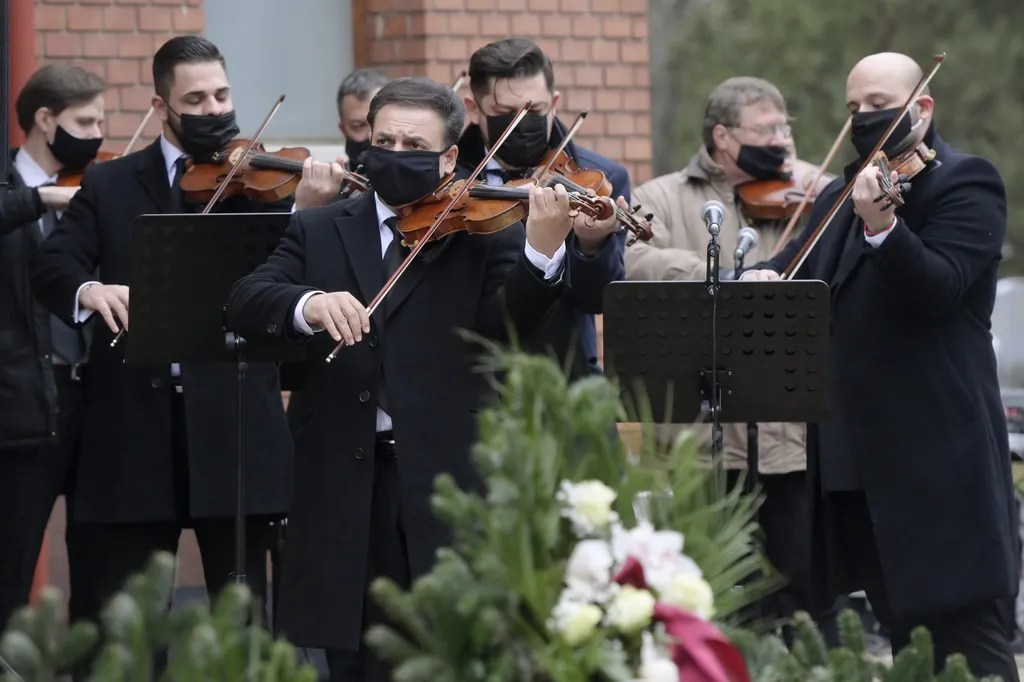Mága Zoltán és zenekara játszott a legendás magyar zenész ravatalánál (Fotó: MTI / Koszticsák Szilárd)