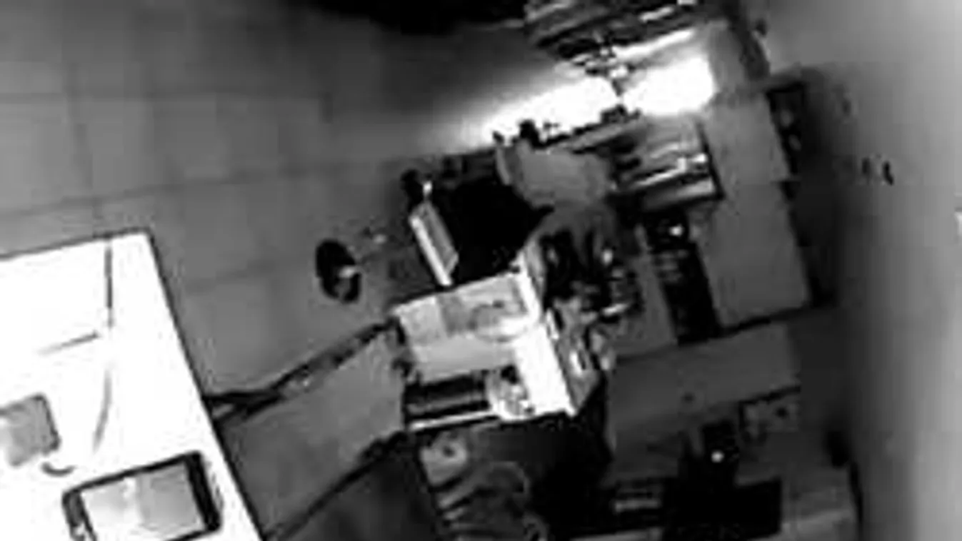 Bepánikolt a net a felvételtől, amit titkos kamera rögzített egy lakásban