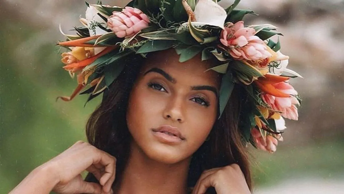 A kanapéján készült pucér, szexi fotó a csajról