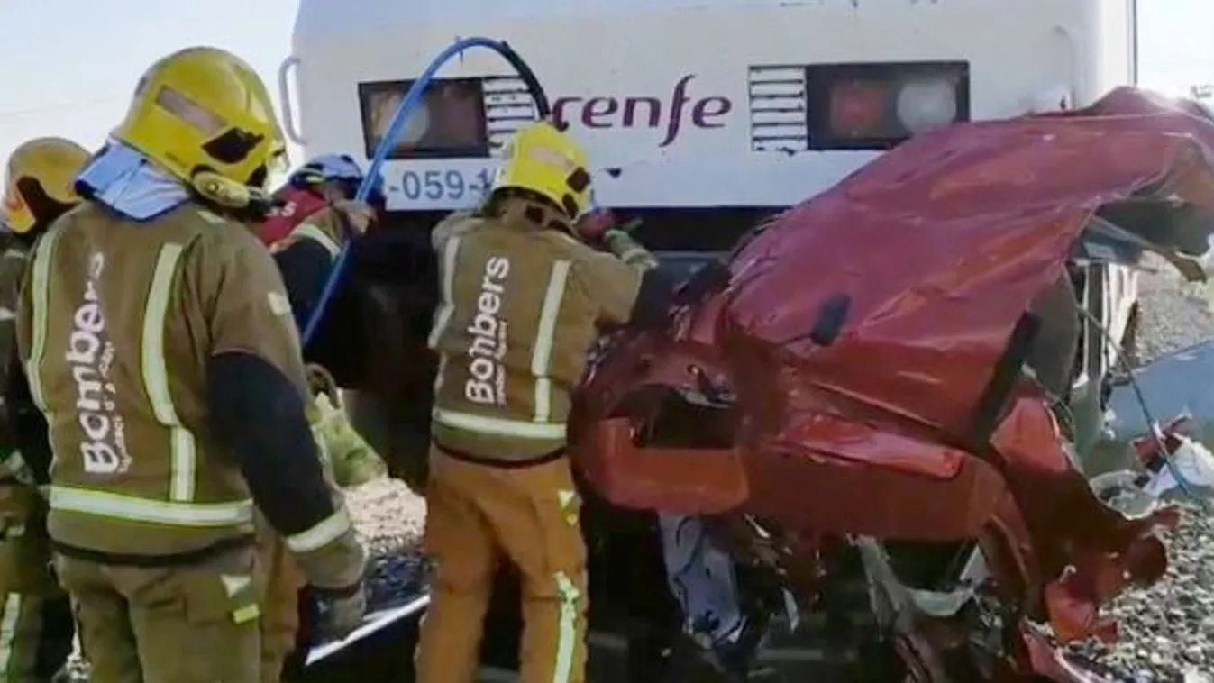 Szörnyű tragédia: a család azonnal meghalt, miután autójukat letarolta egy vonat a kereszteződésben