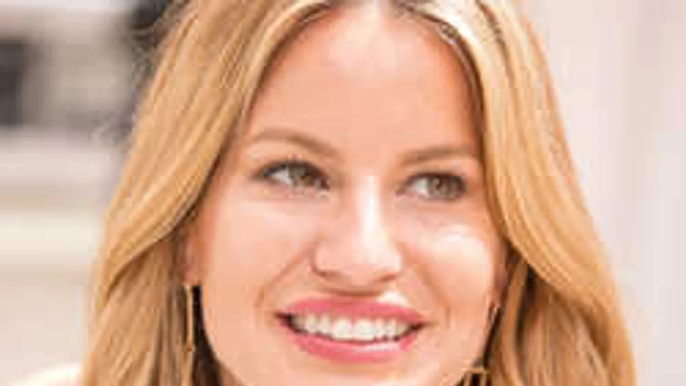 Óriásplakáton mutatta meg bájait a három magyar műsorvezető!