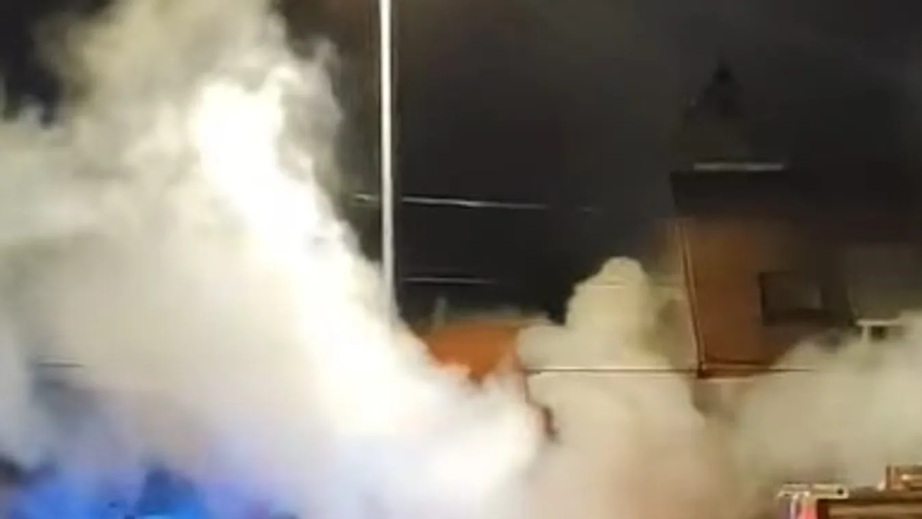 Most érkezett: öt vízsugárral oltják a lángokat egy III. kerületi étteremnél – videó