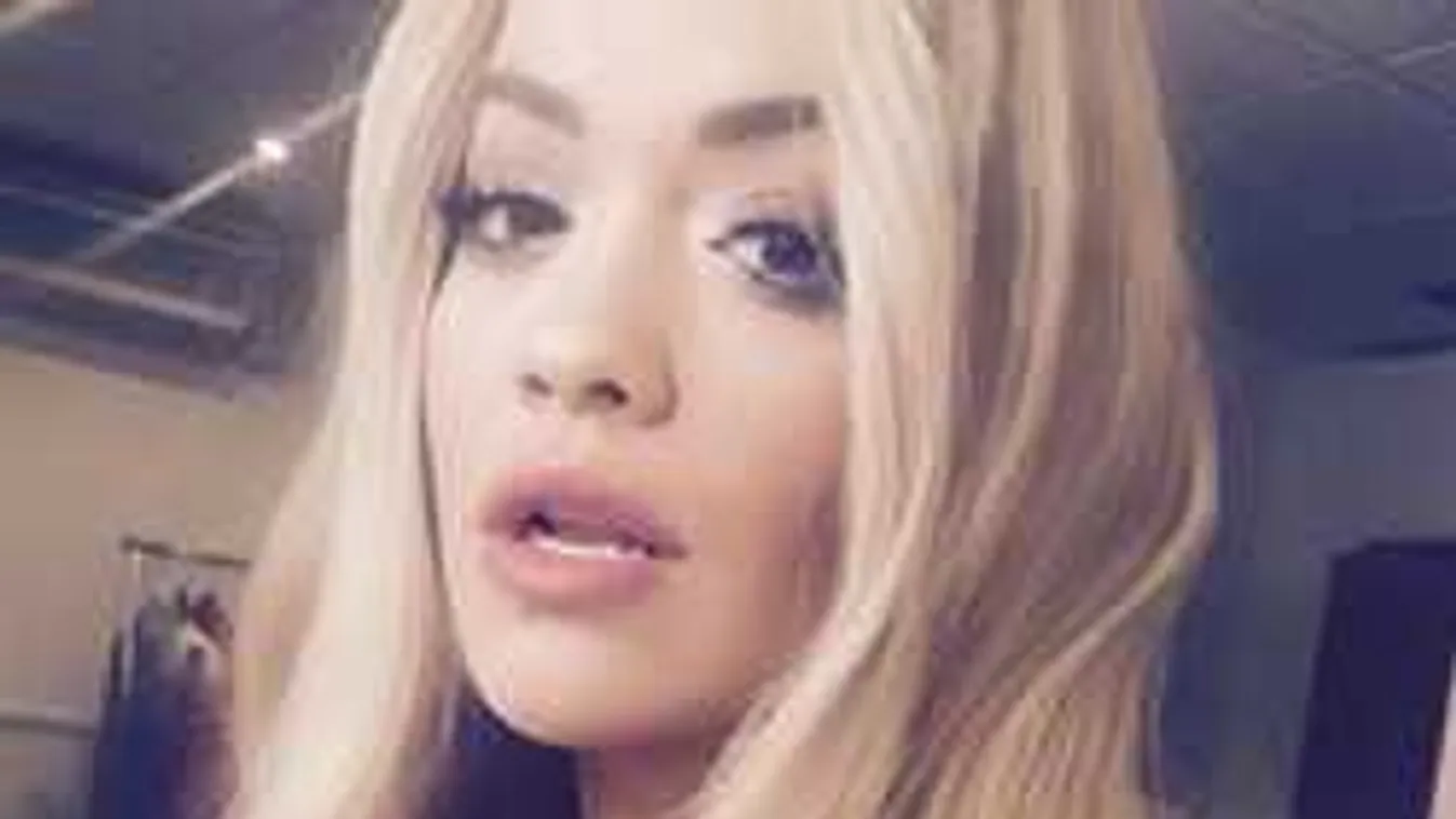 Ledobta a textilt az egzotikus énekesnő, végre pucéran pózol - Fotó