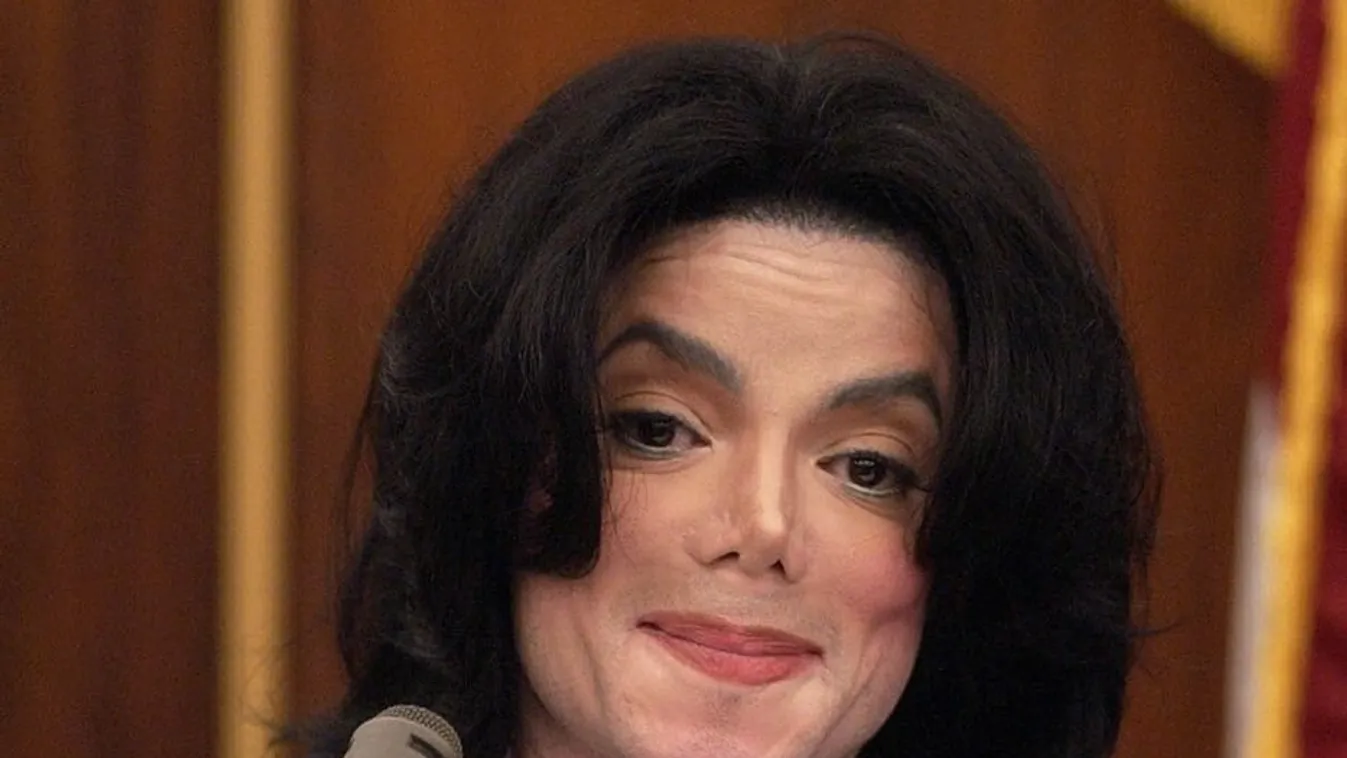 MICHAEL JACKSON
AT THE SANTA MARIA COURTHOUSE