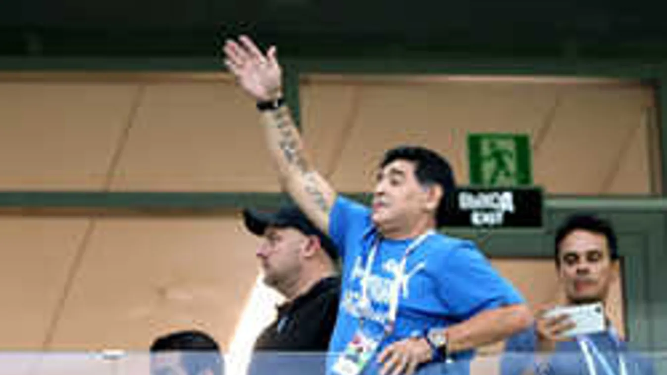 Fájdalmas pillanatok, Maradona szenvedett a lelátón