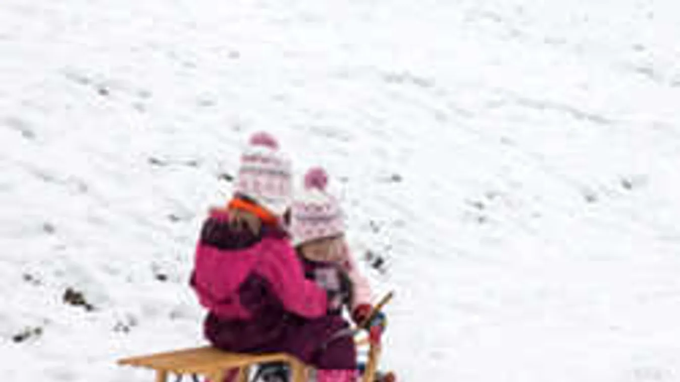 Gyerekek súlyos szánkóbalesete Gödöllőn, még a mentő is elakadt