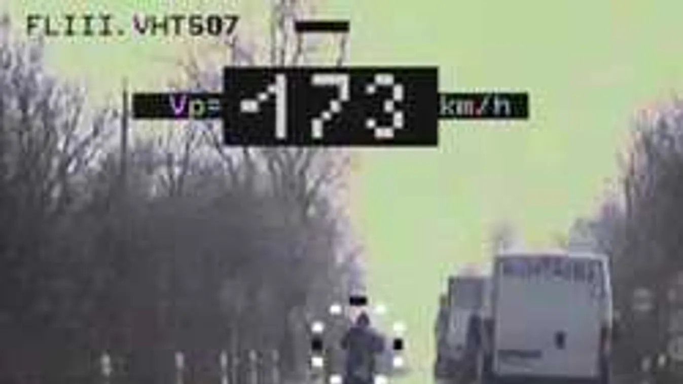 Eszméletlen sebességgel száguldozott a motoros Kisbérnél - lefotózták