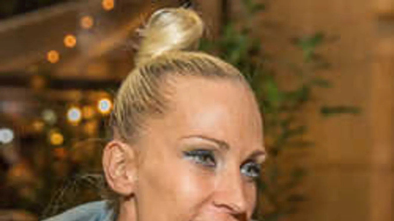 Dominaként pózol menyasszonyi ruhában Pásztor Anna!