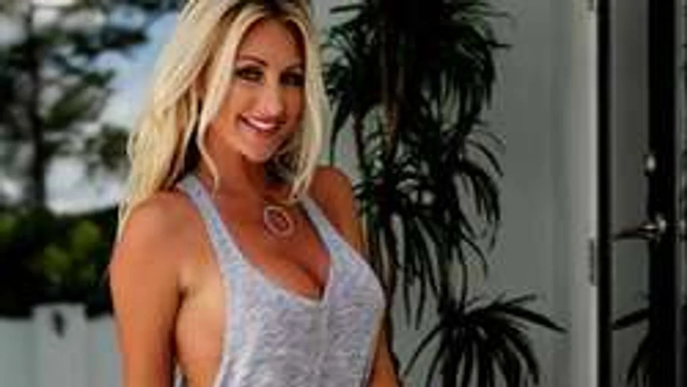 Õrületes melleivel szexi vizes pólóban zaklat a bombázó