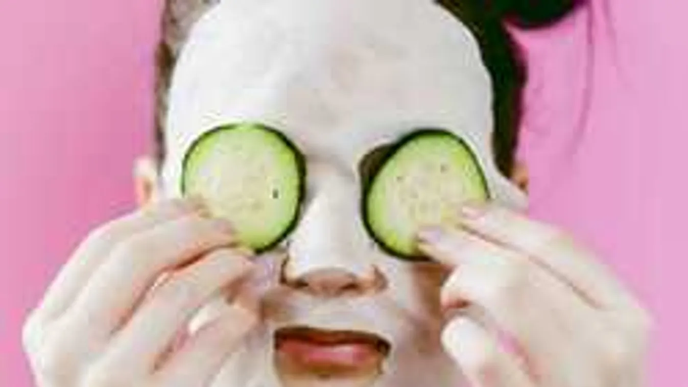 Ezért tesznek a nők papírlapot az arcukra