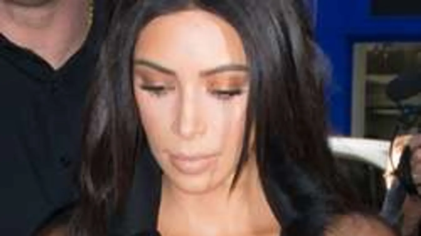 Úgy fenéken harapták a sztáranyukát, hogy egyből levetkőzött