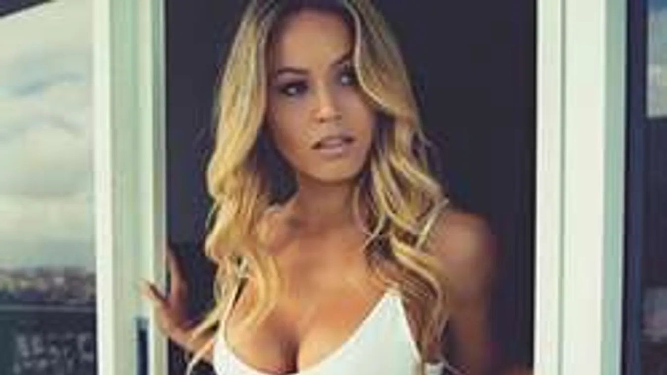 Tangában hódít a brutál testű modell - fotók