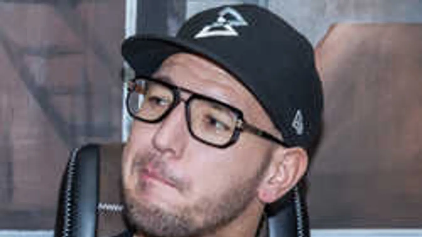 Kiderült, ezért hagyta el váratlanul Curtis az országot