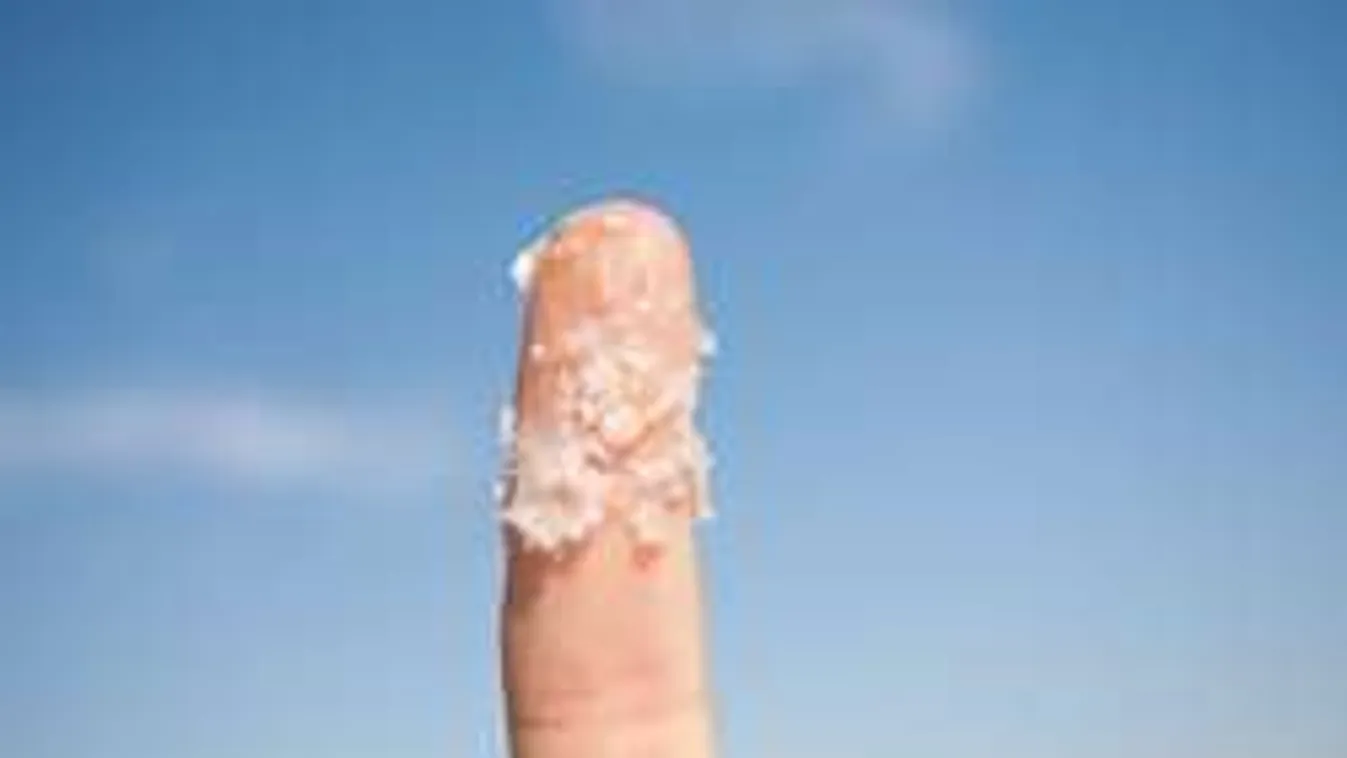 Hatásos csodaszer: Ezért mártsd sóba az ujjad