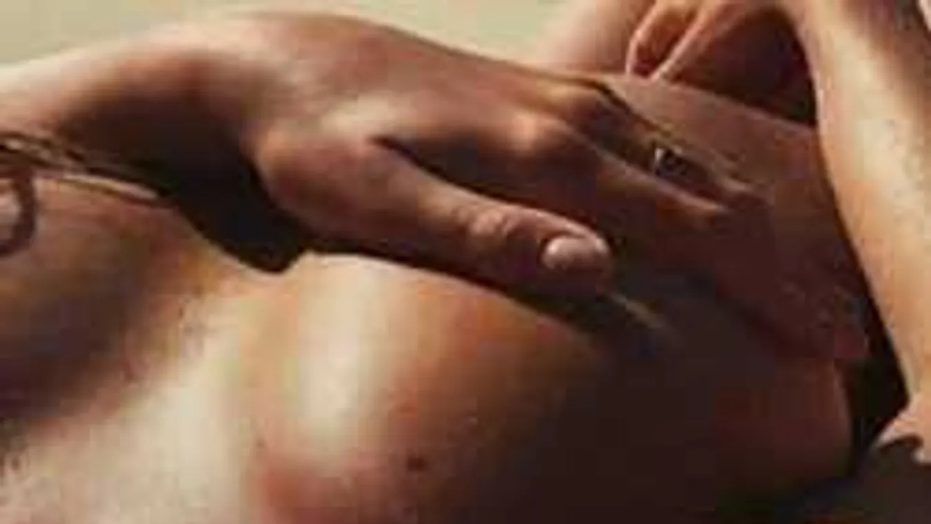 Anyaszült meztelenül zárta ki magát a lakásból a lány! Lefotózták