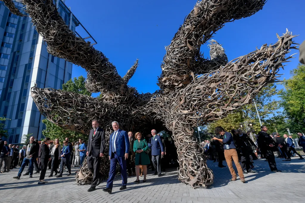 Semjén Zsolt miniszterelnök-helyettes (elöl, j) és Habsburg-Lotharingiai Károly fõherceg, a világkiállítás fõvédnöke (elöl, b) az "Egy a Természettel" Vadászati és Természeti Világkiállítás megnyitóján a Hungexpo Budapest Kongresszusi és Kiállítási Központban 2021. szeptember 25-én. MTI/Czeglédi Zsolt