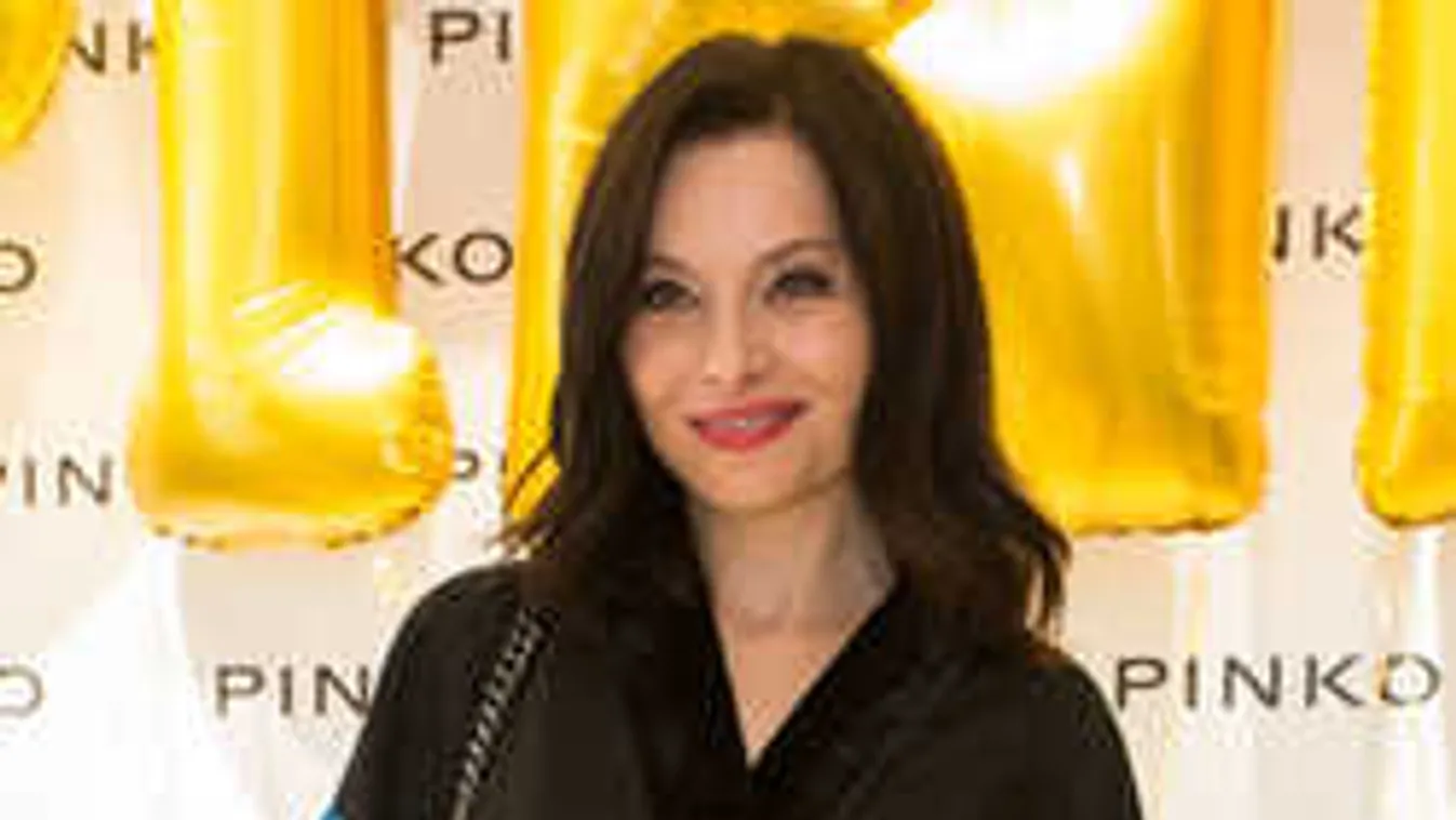 Forró, mélyen dekoltált ruhájából villant ki Zséda melle