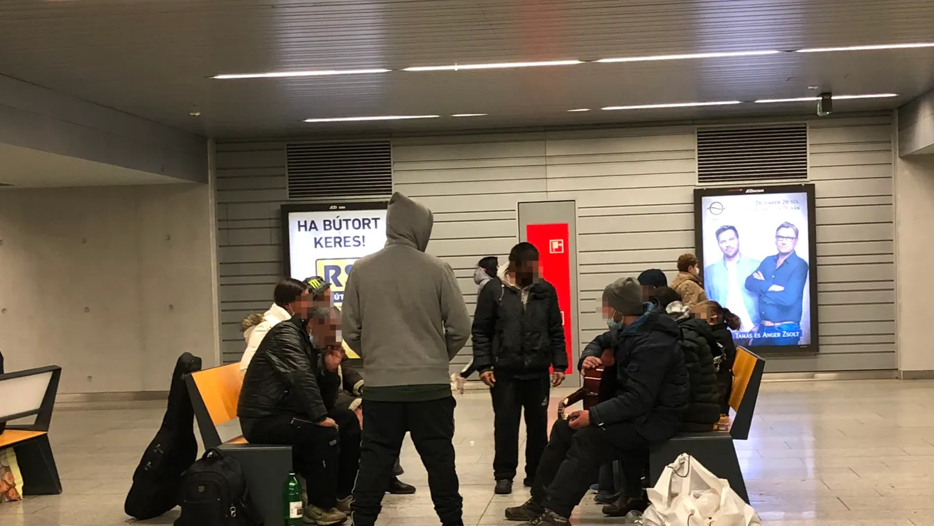 Csapatba verődött piások hőzöngenek az aluljáróban