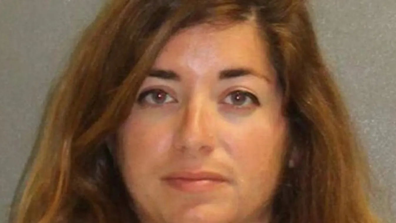 Nem bírta visszafogni magát a katolikus iskola tanárnője, a kanapén esett neki diákjának