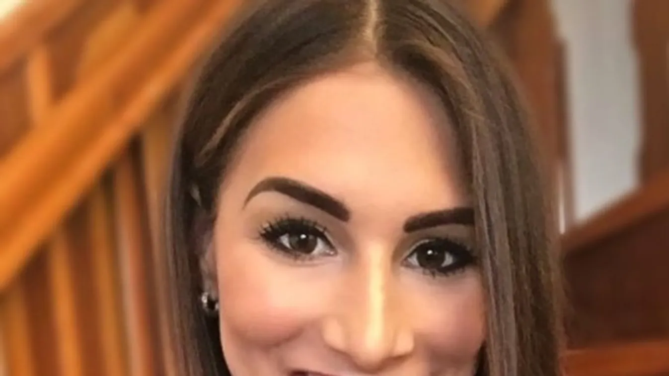 Alexandra szexi bikiniben pózol