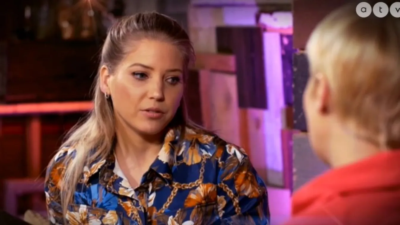 Zsófi a bögréjével üzen?