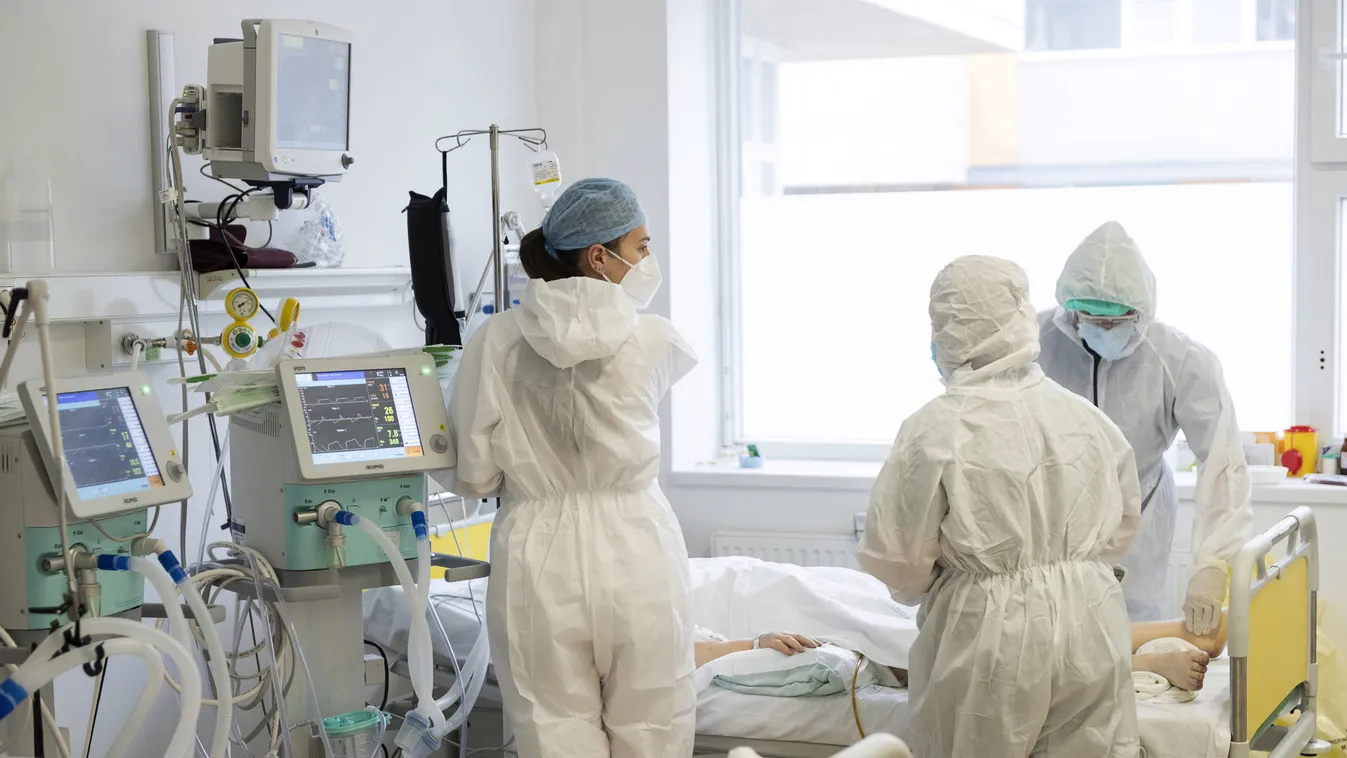 Orvos és ápolók beteget látnak el a Jósa András Oktatókórház COVID-intenzív osztályán Nyíregyházán 2020. november 25-én. MTI/Balázs Attila