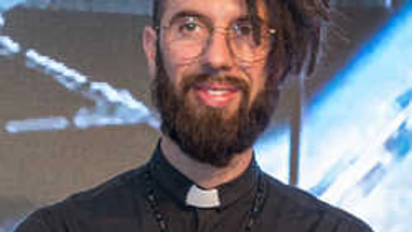 Gusztustalan fotó: Túllőtt a célon a magyar énekes