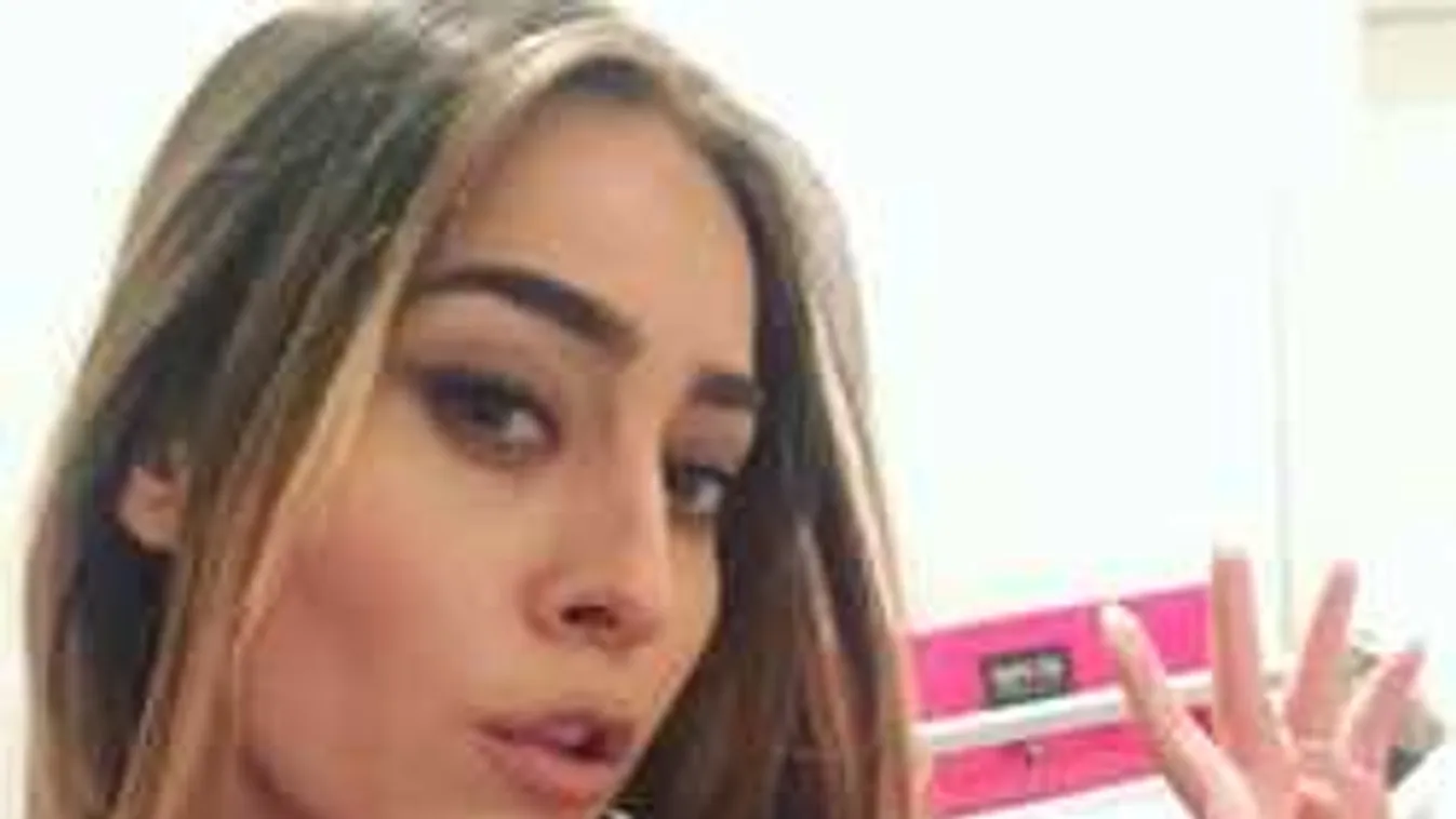 Bombasztikus melleit csak a hajával takarja el a focimániás modell