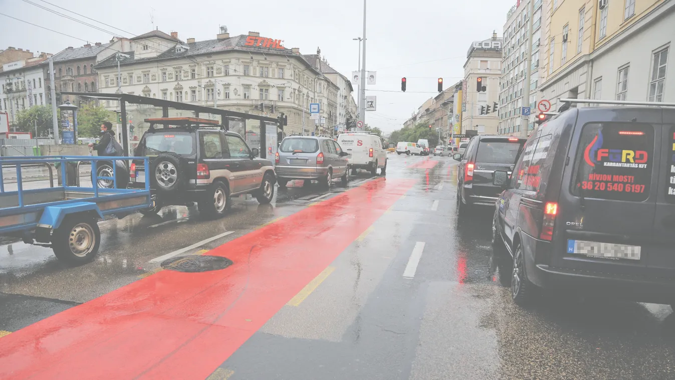 Óránként 3 bringás miatt van dugó a fővárosban – rossz időben sem szüntetik meg a kerékpársávokat