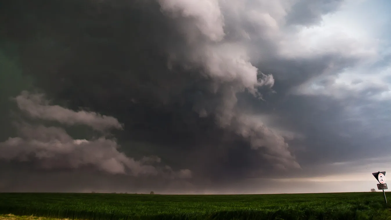 Hatalmas szupercella alakult ki: orkán erejű szél és jég is érkezik – Fotó
