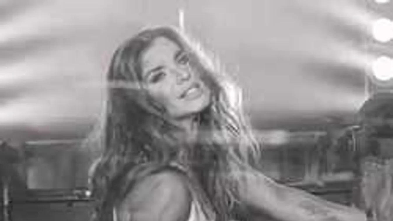 Szexin nyögdécselve formálódik a brutáldögös magyar énekesnő