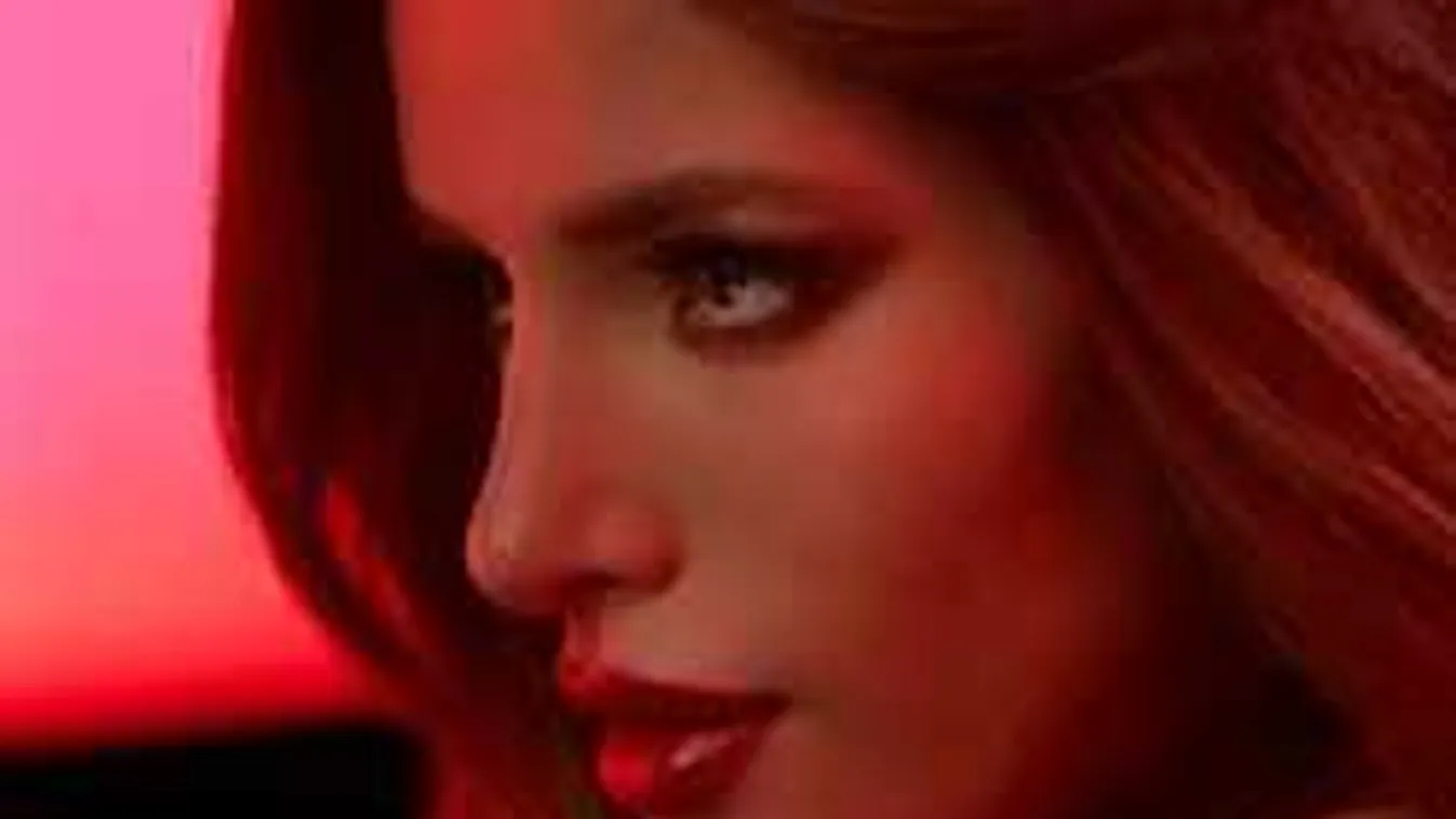 Döbbenetes, hova csurgatta testén a sört ez a szexi modell