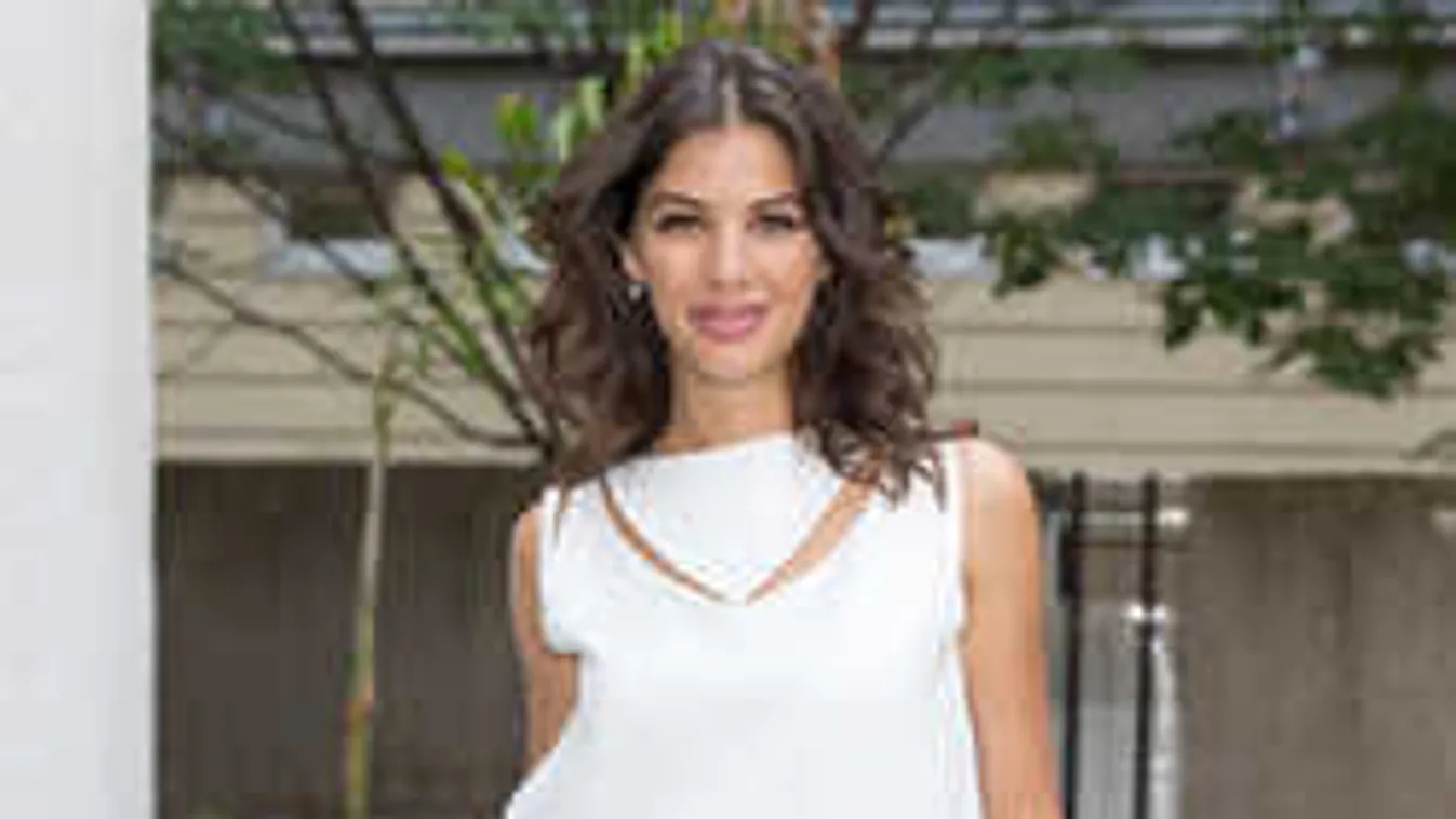 Csak csipkével takarja bájait, Ördög Nóra fotójától eláll a lélegzet