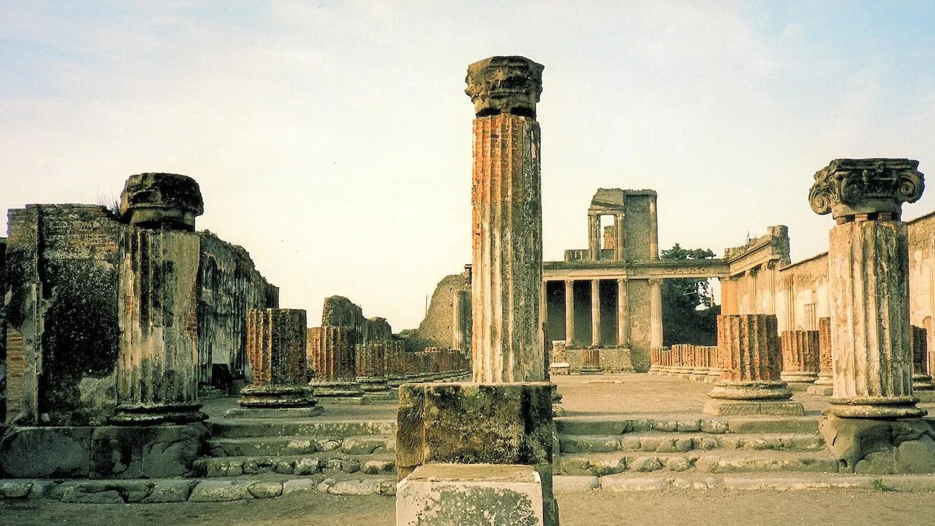 Pompeji egyik legmagasabb épületéről szelfizett a turista – egymilliós bírságra számíthat