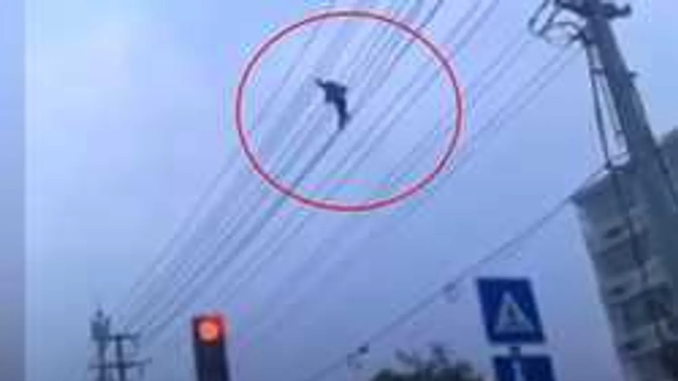 Részegen sétált a villanyvezetéken a férfi! - videó